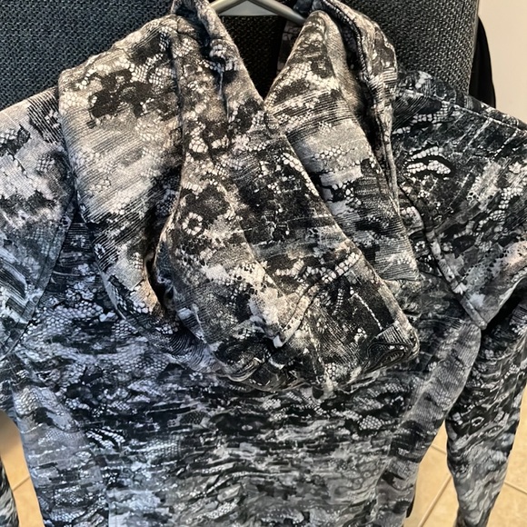 Lululemon with hoodie size 2 - Picture 3 of 3